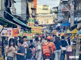 Image: Market in Saigon was ‘happy again’, lights on until late at night