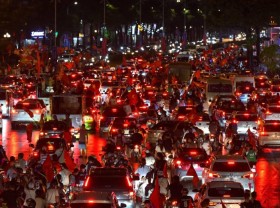 Image: SEA Games 31: Football fans flood the streets to celebrate Vietnam U23 victory
