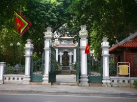 Image: Statue of King Le by Guom Lake