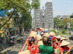 Image: Thai athletes enjoy double-decker bus tour of Hà Nội