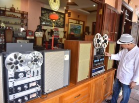 Image: Vietnamese man collects over a thousand reel to reel tape recorders in two decades