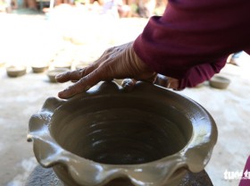 Image: Vietnamese pottery village charms with unique technique