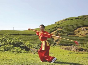 Image: Wushu Queen sings to encourage athletes at SEA Games 31