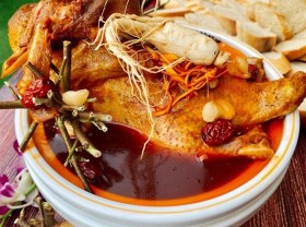 Image: A quacking Thanh Hóa delicacy, ginseng duck stew
