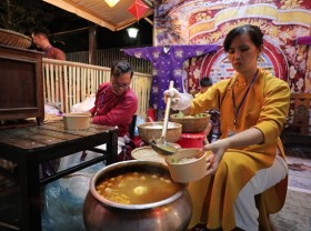 Image: Food market and ancient exhibition enlivens Huế Festival Week 2022