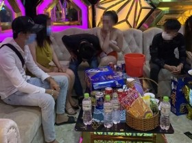 Image: Binh Duong: The raid caught the bare hostess receiving friends on the karaoke bar