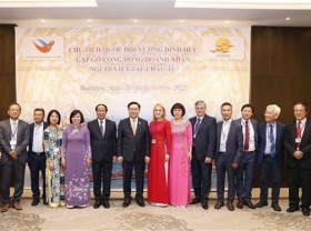 Image: NA Chairman meets Vietnamese enterpreneurs, people living in Hungary