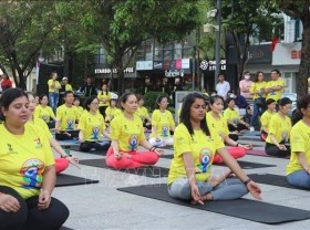 Image: Nearly 1,000 people join a mass yoga performance in response to International Day of Yoga 2022