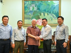 Image: Party leader congratulates Nhan Dan Newspaper on Press Day