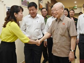 Image: [Photo] Party General Secretary meets voters in Hanoi