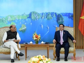 Image: PM hosts visiting Indian defence minister