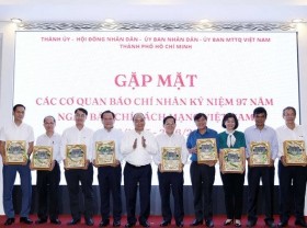 Image: President meets representatives of press agencies in Ho Chi Minh City