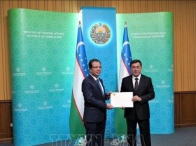 Image: Vietnamese Ambassador presents credentials to Uzbekistan's acting FM