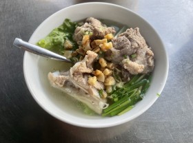 Image: Mi Hu Tieu: A man named ‘New’ sells old noodles