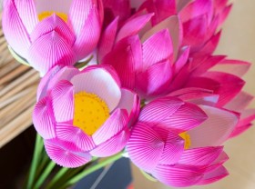 Image: Paper flowers make Thanh Tien Village in Thua Thien-Hue more colorful