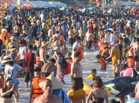 Image: People poured into the sea to bathe to cool off