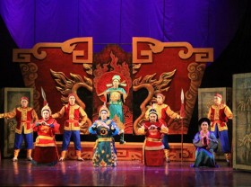 Image: Việt Nam theatre artists climb on the online bandwagon