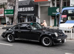 Image: Dang Le Nguyen Vu makes individuals glad when driving the distinctive Porsche 911 Carrera G-Sequence in Vietnam