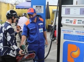 Image: Petrol prices plunge for third consecutive time