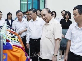 Image: President visits garment production factory in Hai Phong