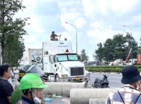 Image: A younger man carries a sword, climbs onto the roof of a container truck and meditates