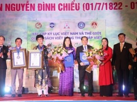 Image: Calligraphy book on celebrity Nguyen Dinh Chieu sets world record