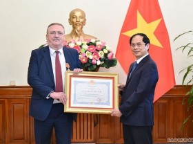 Image: Hungarian ambassador to Vietnam honoured with Friendship Order
