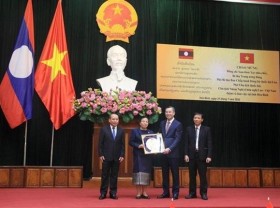 Image: Lao NA Vice President visits Hoa Binh