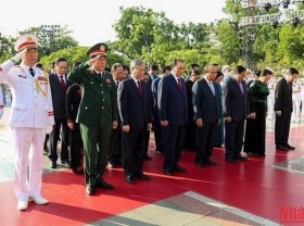 Image: Party, State leaders pay homage to martyrs