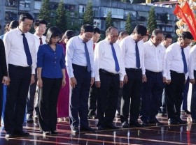 Image: President pays homage to martyrs in Quang Ninh province