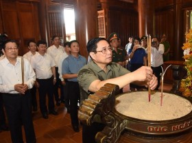 Image: Prime Minister commemorates late President, martyrs in Nghe An