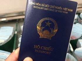 Image: Vietnamese Embassy in Germany temporarily issues additional certificate for holders of new-style passports