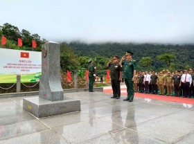 Image: Vietnamese, Lao border guards engage in friendship exchange