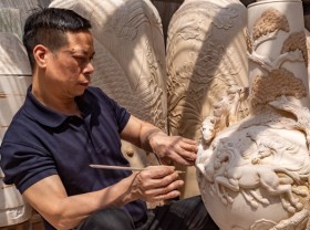 Image: Vietnamese pottery maker sets two Guinness World Records