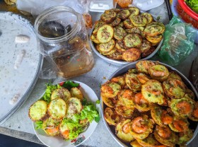 Image: This 40-year-old ‘banh khot’ stall in Ho Chi Minh often sells out in just one hour