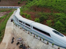 Image: A high-speed train-shaped hotel appeared in Vietnam, located near the world’s longest pedestrian glass bridge