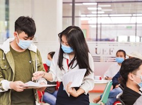 Image: With 8 hours to register for college admission, greater than 340,000 candidates are nonetheless “ready for the water to succeed in their ft earlier than leaping”