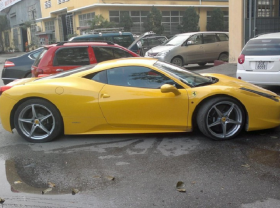 Image: Ferrari 458 Italia supercar ‘deserted’ in Hanoi, lined with dense mud?