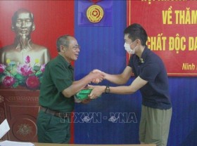 Image: Japanese association presents gifts to AO victims in Ninh Binh