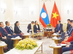 Image: Lao NA Secretary General welcomed in Vietnam