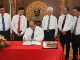 Image: Leaders pay homage to late State Council Chairman Vo Chi Cong on birth anniversary