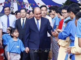 Image: President joins orphans in "Going to school festival" in Da Nang city