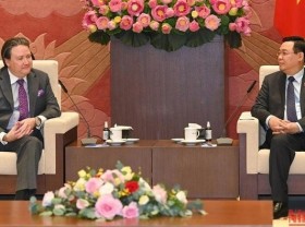 Image: Top legislator hosts US Ambassador