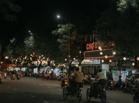 Image: Eat cheaply at Dong Ba night market