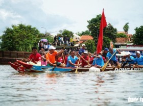 Image: Thousands flock to boat race festival in central Vietnam