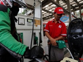 Image: Indonesians told to prepare against potential fuel price hike