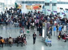 Image: Air passengers reach record number in July