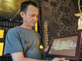Image: Use coconut shells to make paper, spray water to paint “translucent” paintings for tens of millions of dong