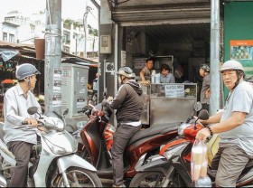 Image: 4 shops selling water for more than a decade in Ho Chi Minh City: Still keeping the same taste, customers wait in long queues to buy
