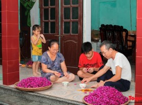 Image: Drums – Special drums call Uncle Cuoi and Hang to look after the Moon